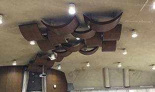 大学セミナーハウス　音楽合宿や社員研修、シンポジウムなどに適する講堂　天井音響板