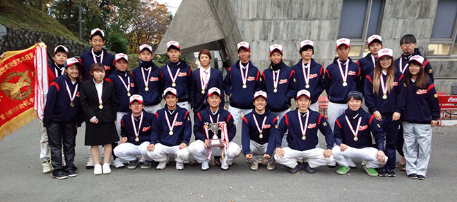 名古屋商科大学野球部の皆様 　大学セミナーハウス本館前にて優勝旗、メダルとともに